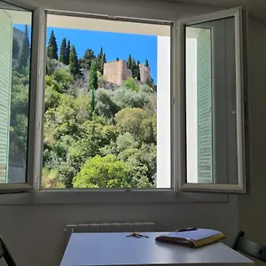 https://cassis-t2-dans-le-centre-ville.fr-provencehotel.com